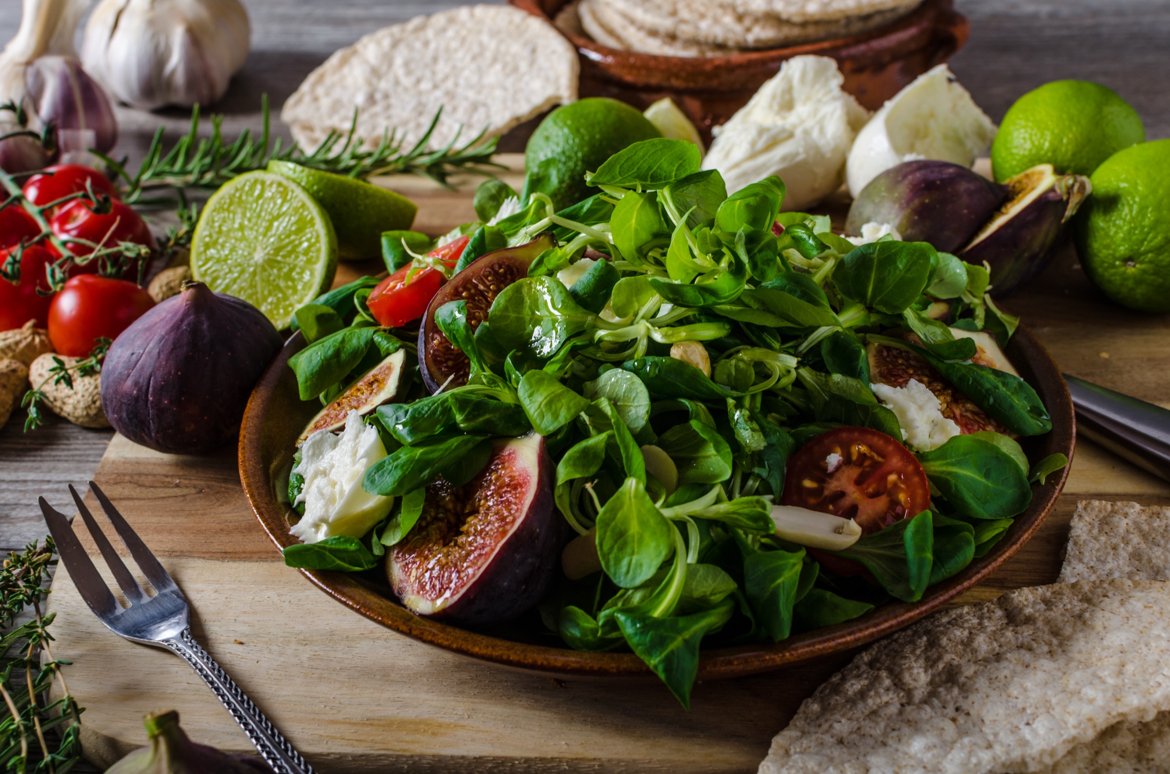 Fresh salad with figs, tomatoes and greens